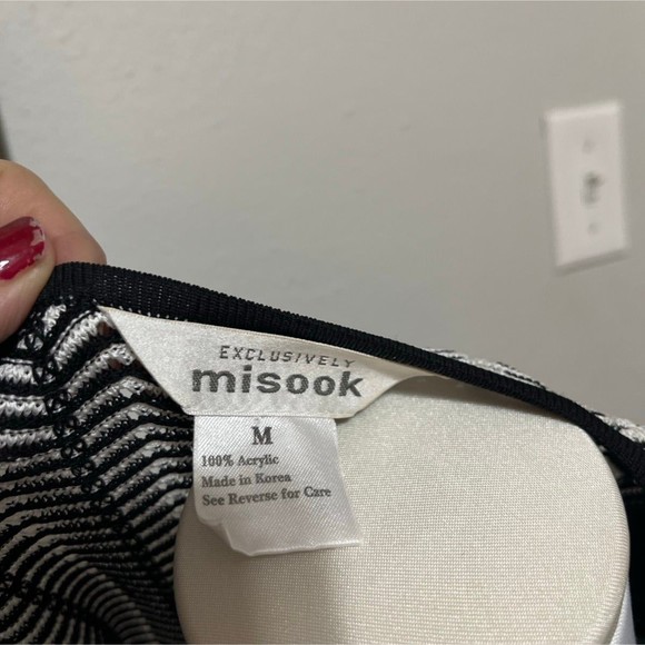 Exclusively Misook Black/White Chevron zip up Jacket - Picture 7 of 7